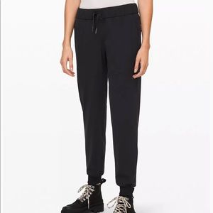 Lululemon On the Fly Jogger 28" 
Luxtreme